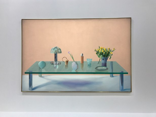 Nature morte sur une table en verre