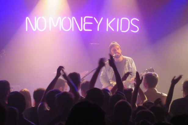 No Money Kids sur la scène de La Maroquinerie à Paris. ©️: phenixwebzine