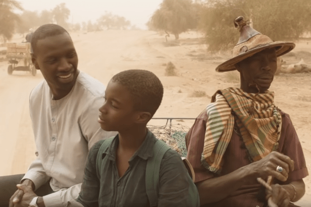 Omar Sy (Seydou) et le petit Lionel Basse (Yao) sur le tournage du film