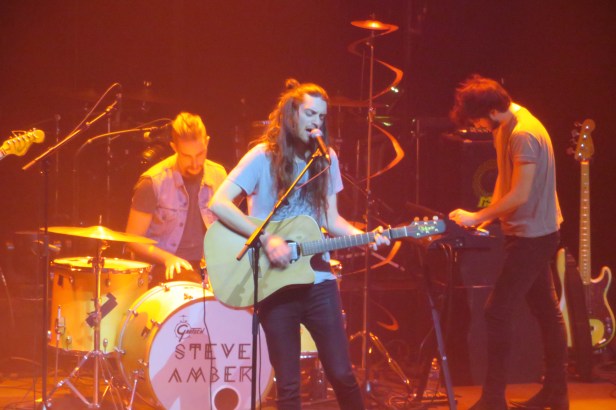 Steve Amber sur la scène du théâtre Alexandre Dumas
