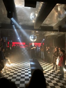 Mo Cushle revet son costume de casteur.