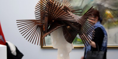 Sculpture et chapeau Art Paris Art Fair 2019