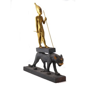 Statuette en bois doré de Toutankhamon chevauchant une panthère