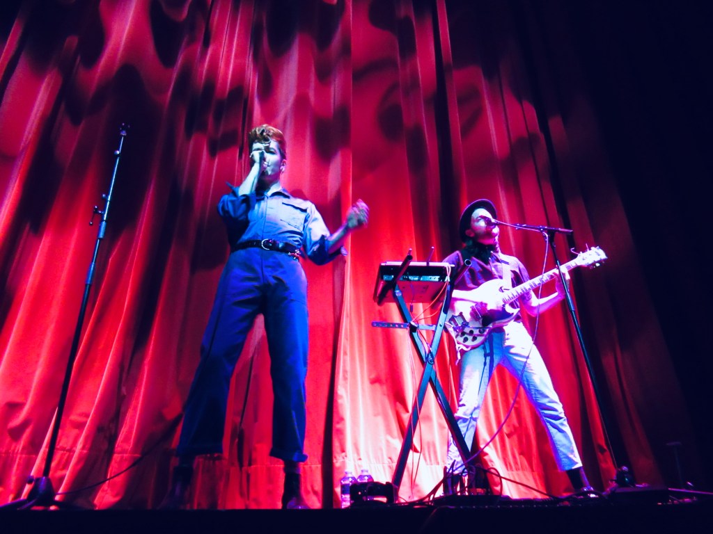 Izae et Emmanuel Delpix, en première partie de Hoshi à l'Olympia le 14 mai 2019.