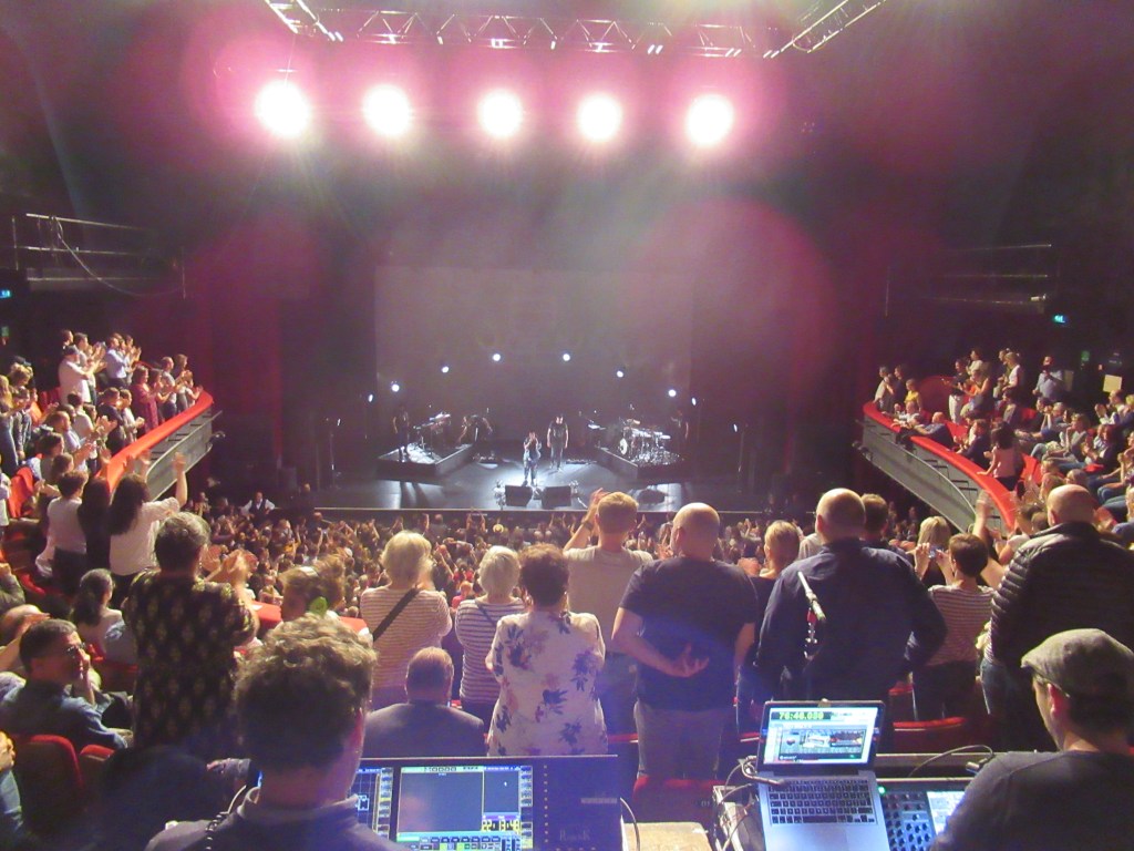 Hoshi à la fin de sa prestation sur la scène de l'Olympia, mardi 14 mai 2019. Photo: @St_xsl1