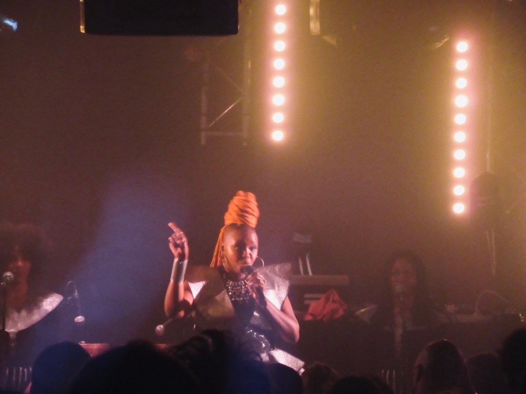Muthoni Drummer Queen, sur la scène du Badaboum, mardi 21 mai 2019.