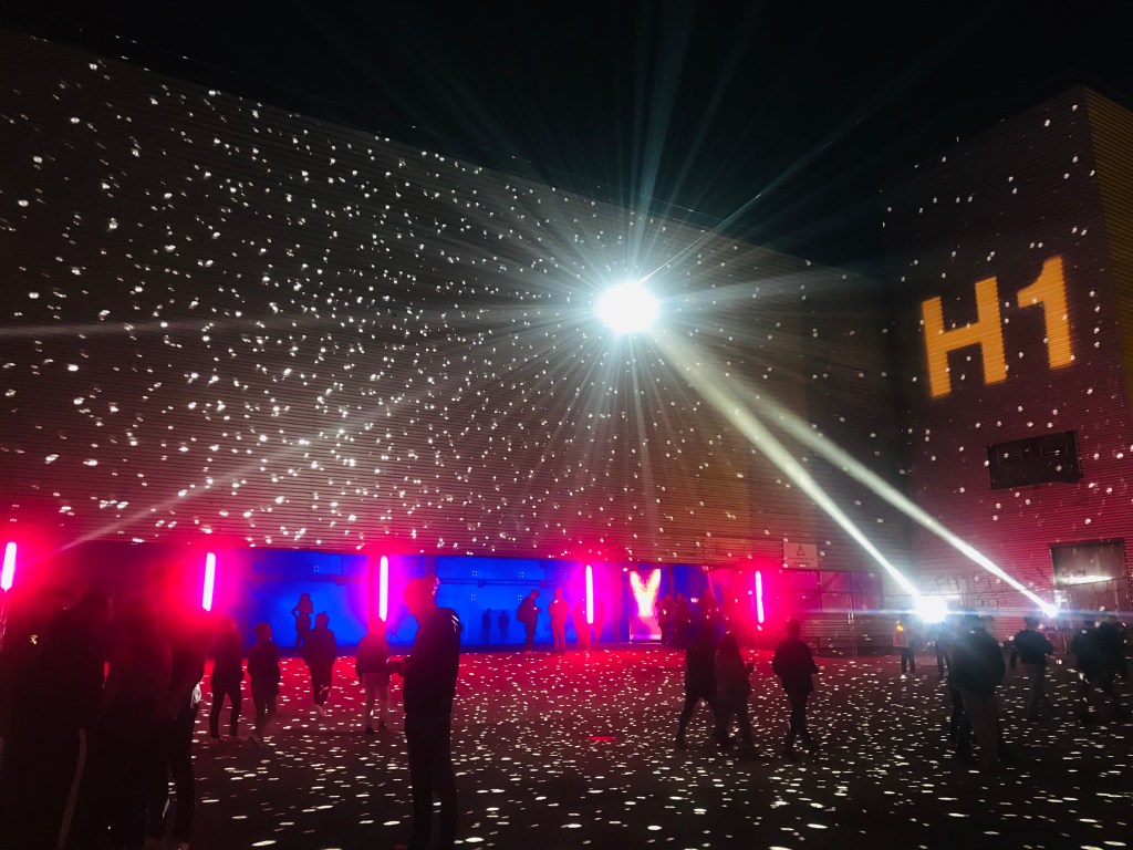 Pour rejoindre les différents halls, les festivaliers transitent sous une grande boule disco qui irradie la place. Photo: @phenixwebtv