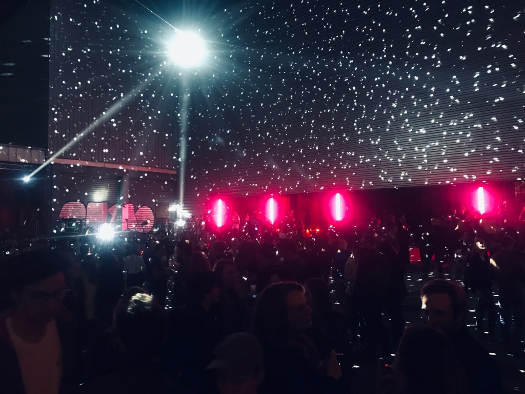 Pour rejoindre les différents halls, les festivaliers transitent sous une grande boule disco qui irradie la place. Photo: @phenixwebtv