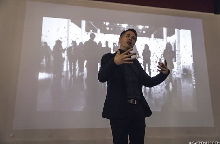 "PEOPLE ON THE FLY", Laurent Mignonneau & Christa Sommerer / France-Autriche