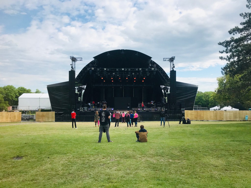 Roméo Elvis profite d'un parc encore vide pour effectuer ses balances, Magnifique Society 2019. ©: @saint_chrislin