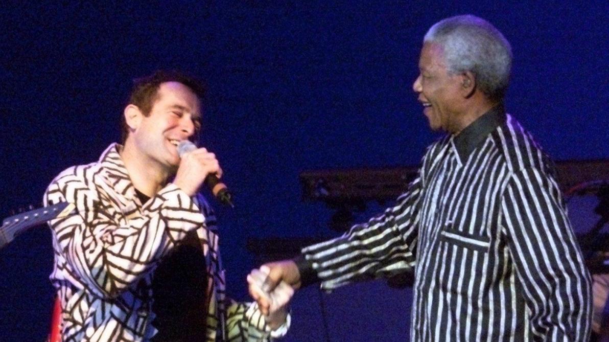 Johnny Clegg et Nelson Mandela, lors d'un de ses concerts à Francfort en 1997.