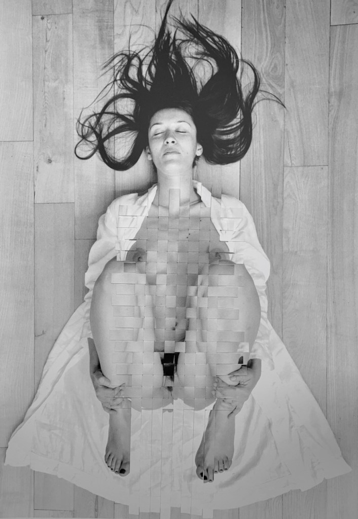 ""D" Dos au sol pieds groupés"