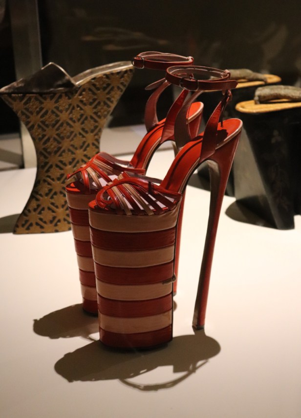 Chaussures inspirées des chopines de la Renaissance, au Musée des Arts Décoratifs