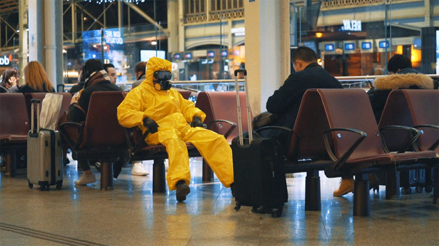 Masoe en combinaison jaune, pour son clip "Alaska".