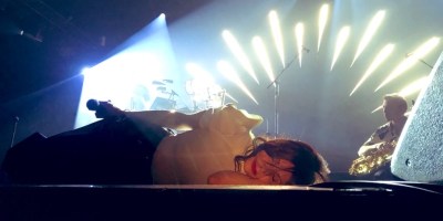 Zoé du groupe Caravan Palace au Zénith de paris le 7 mars 2020.