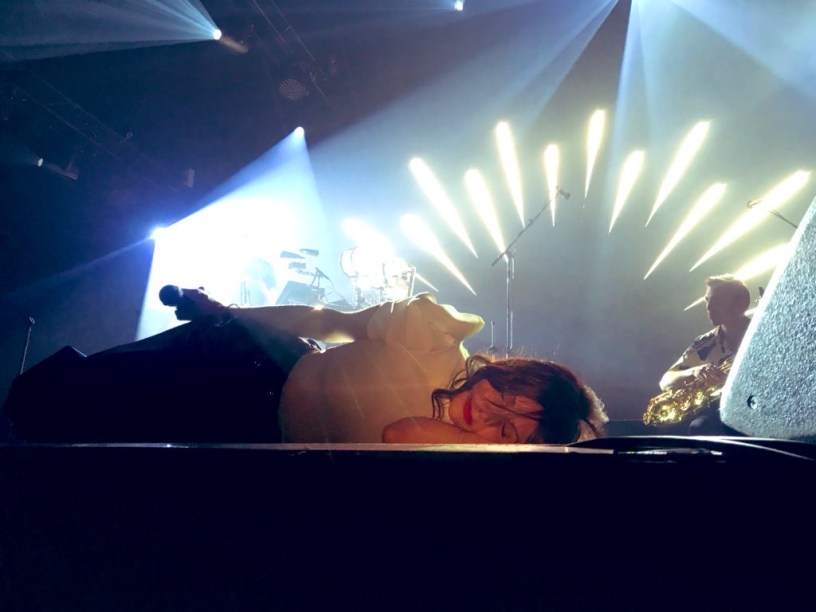 Zoé du groupe Caravan Palace au Zénith de paris le 7 mars 2020.