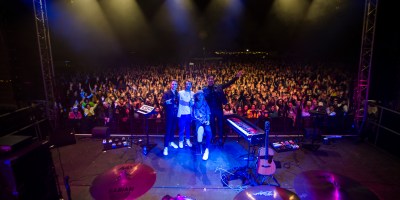Colours in the Street. (C): Amaury P. Gallet. Elles sont quatre Emeline, Jade, Louise et Marion. Quatre fans à l’image de leurs stars Colours in the Street dont elles nous brossent le portait dans l’article ci-dessous.