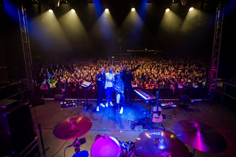 Colours in the Street. (C): Amaury P. Gallet. Elles sont quatre Emeline, Jade, Louise et Marion. Quatre fans à l’image de leurs stars Colours in the Street dont elles nous brossent le portait dans l’article ci-dessous.