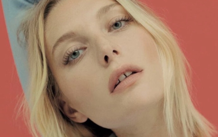 Janie - Petite blonde