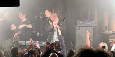 Victor Solf sur la scène de La Maroquinerie le 28.02.22​