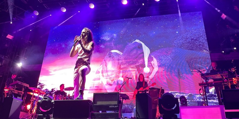 Julien Doré scintillant sur la scène des Nuits de St Jacques ce 13/07/2022 , entouré de ses musiciens & amis : (de gauche à droite ) : Martin Lefebvre, Florian Gouëllo , Édouard Marie & Baptiste Homo. ( photo personnelle)