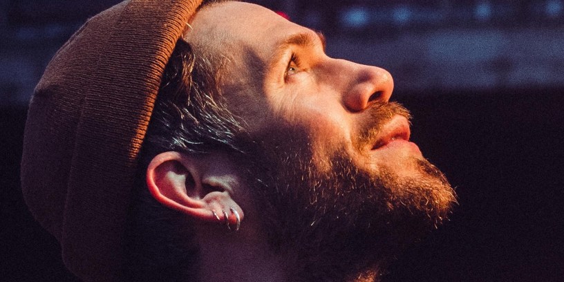 Bercé de chœurs gospel, Jazz, Groove, funk et Soul, Thomas Kahn affirme ici avec « Don’t look at me » tout son potentiel d’artiste accompli. ( Crédit photos Facebook de l’artiste)