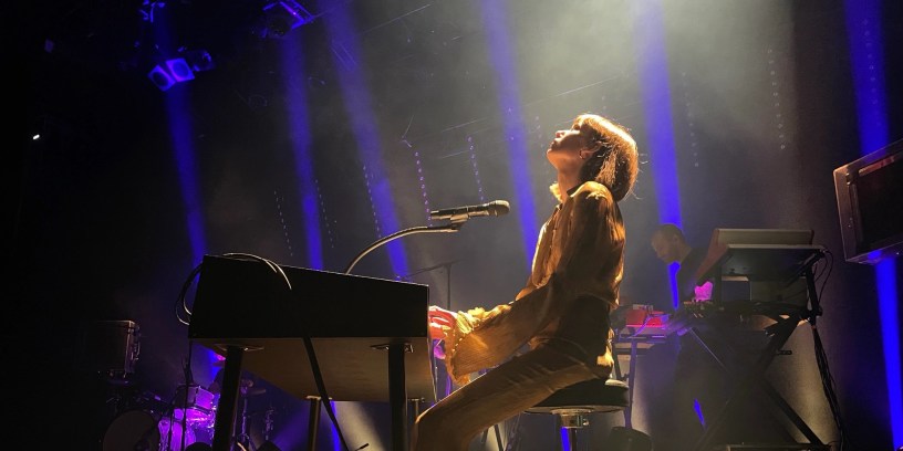 Marie-Flore signe son grand retour en musique et sur scène avec « Je sais pas si ça va » son nouvel album sorti ce 10 Juin 2022 et une tournée nationale très attendue ! ( Photo personnelle, live du 21/09/2022 à la Cigale )