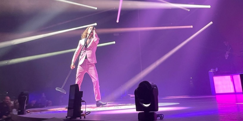 Julien Doré sur la scène du zénith de Rouen le 15 octobre 2022