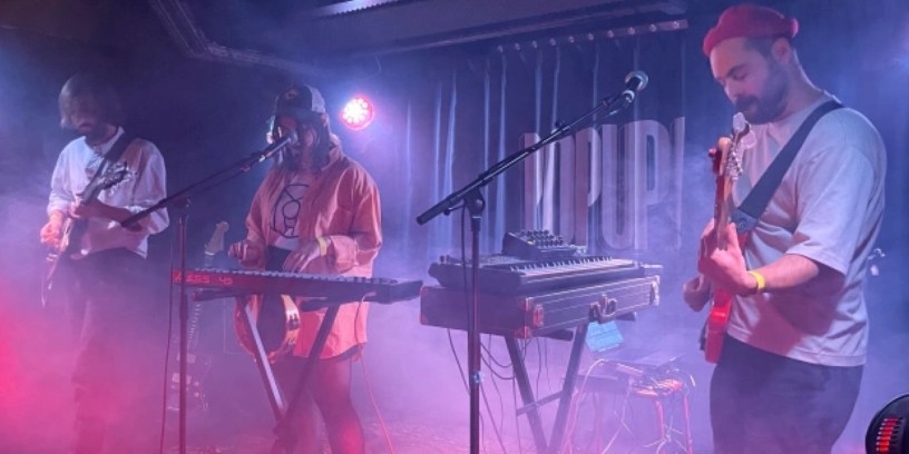 OMOH, un trio qui n’a pas fini de faire danser les amoureux des mots et des bons tempos ! Le groupe Gardois, (composé de gauche à droite par Baptiste Homo, Manon & Clément Agapitos ) a séduit malicieusement et sans peine le public du Pop-up du label ( Paris 75) ce 05/12/2022. ( Photo personnelle )