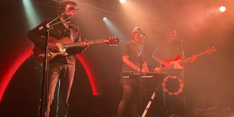 Omoh (de gauche à droite Baptiste Homo, Manon & Clément Agapitos) sur la scène de La Boule Noire ce 20 mars 2023 à l’occasion de la release party de leur nouvel album All about passion !