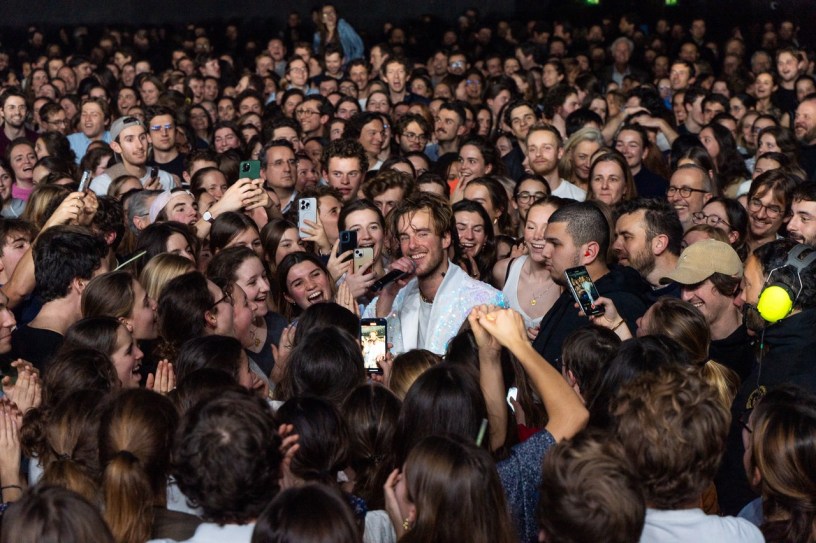 Sauvan au milieu de son public dans la fosse de l’Olympia le 23 janvier 2025. (C): Augustin Granger et Louis Westerloppe