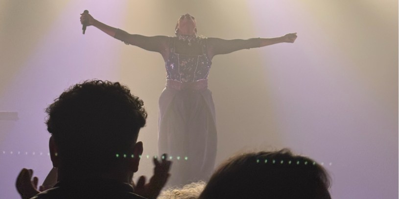 Retour sur la 9e édition du Crossroads festival qui s’est tenue du 5 au 7 novembre à La Condition Publique de Roubaix. Sur cette photo Frieda sur scène le 5 novembre 2024.