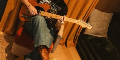 "C’est quand même fou", le nouveau single d’Allan Védé est disque toutes les plateformes.