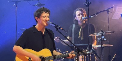 Aliocha Schneider sur la scène de la Cigale le 6 mars 2024.