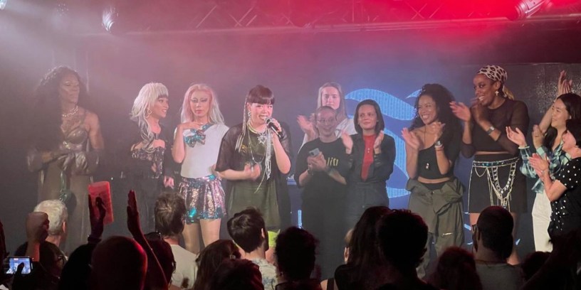 Thérèse entourée d’une partie de son « armée de l’amour » à la fin de son concert à la Boule Noire le 28 septembre 2023.​