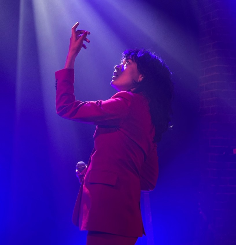 Julia Jean-baptiste sur la scène de la Maroquinerie, à l’occasion de la release party de son nouvel album "Toujours plaire", le 14 mai 2025