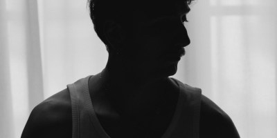 "La lune est immense", le nouveau single d’Allan Védé est disponible sur toutes les plateformes.