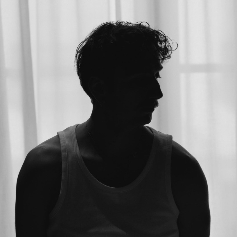 "La lune est immense", le nouveau single d’Allan Védé est disponible sur toutes les plateformes.