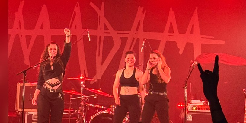 Le trio féminin Madam sur la scène de la Machine du Moulin Rouge, dans le cadre du Mama Music & Convention, le mercredi 17 octobre 2024.