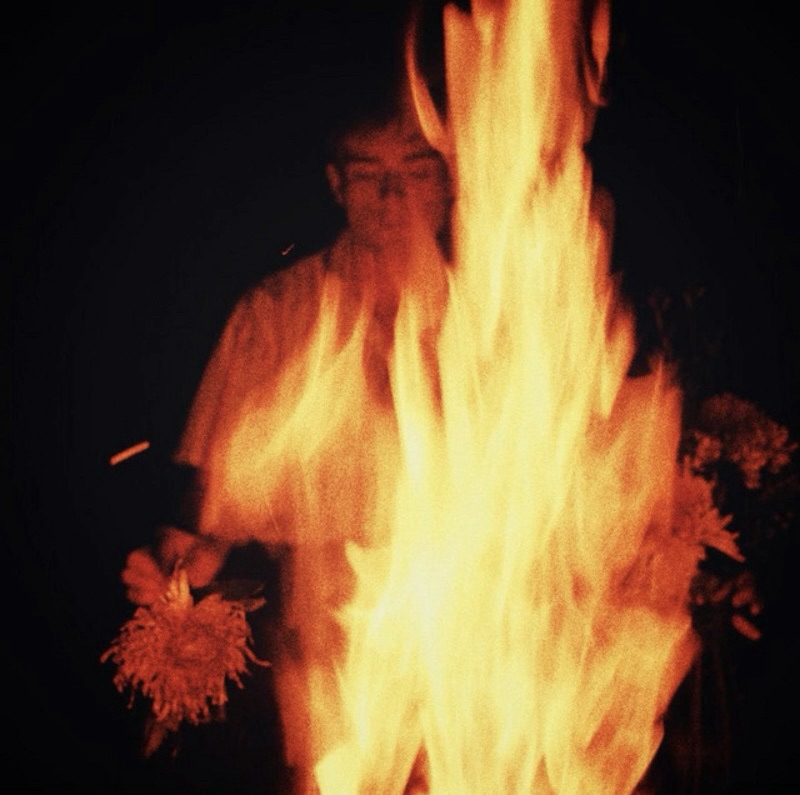 "Brûle, encore", le premier EP de Félicien Adam est disponible sur toutes les plateformes depuis le 18 décembre 2024.