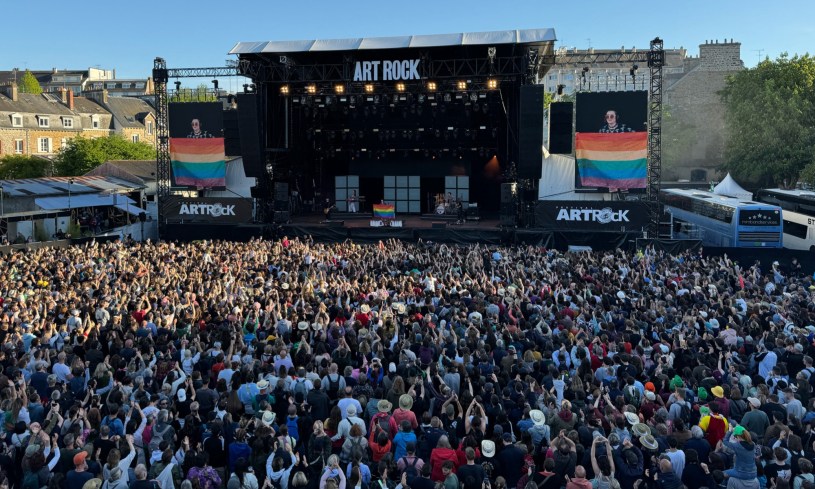 Hoshi sur la grande scène du festival Art Rock dans le cadre de sa 41e édition qui s’est déroulée du 17 au 19 mai dernier.