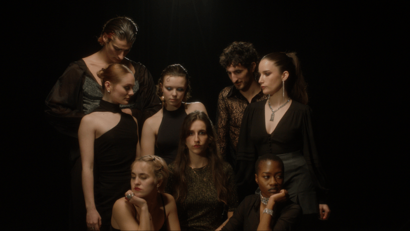 Pivoine entourée de ses danseurs.ses dans le clip de "Bad Bad", réalisé par Andreas Freisse-Correa.