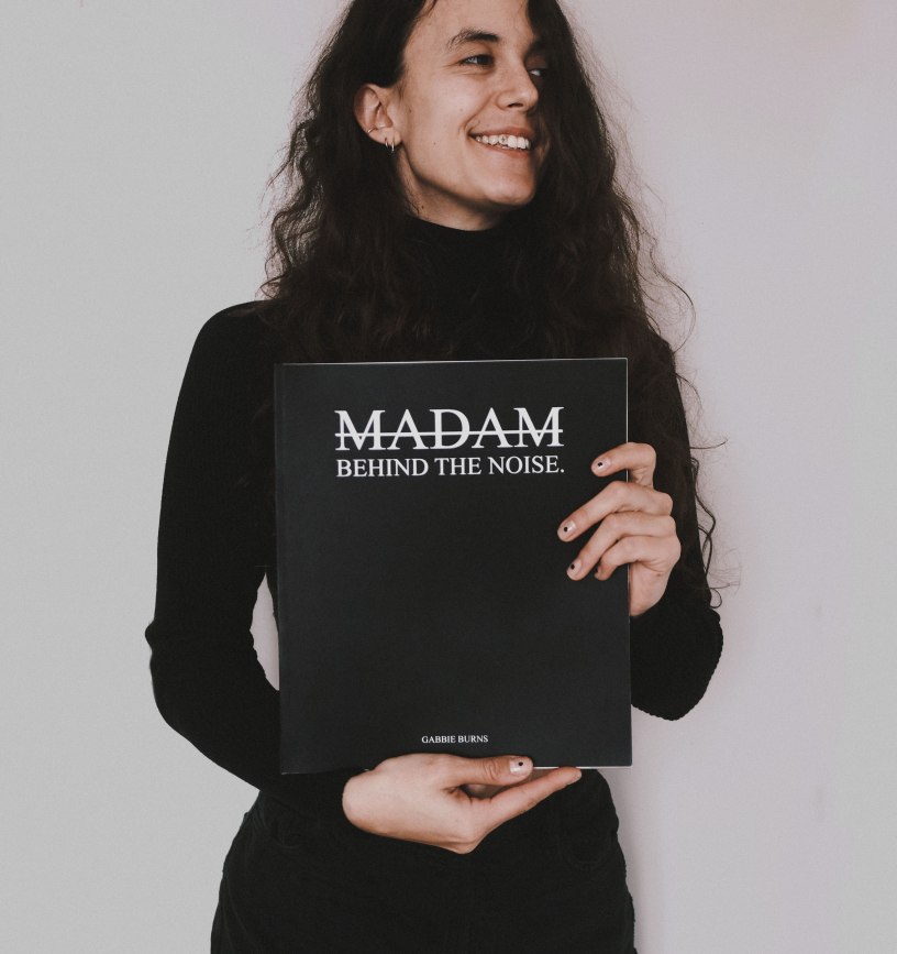 Le livre Behind The Noise, recueil de photos des coulisses de l’album Thanks for the Noise de MADAM, est disponible à partir du 12 avril sur Bandcamp et au merch des concerts.