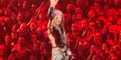 Frah porté par le public le 30 novembre dernier à l’Accor Arena, pour l’ultime date du Final F#cked Up Tour de Shaka Ponk.