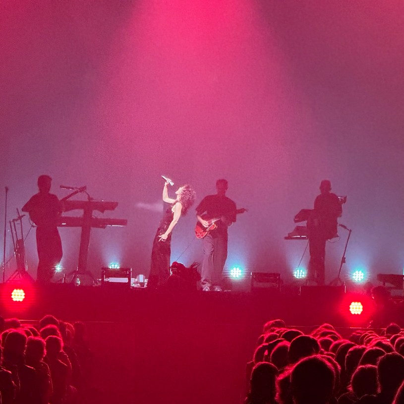 Barbara Pravi sur la scène du W pour le Printemps de Bourges, le 15 avril 2025.