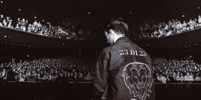 Sauvan sur la scène de l’Olympia le 23 janvier 2025. (C): Augustin Granger et Louis Westerloppe