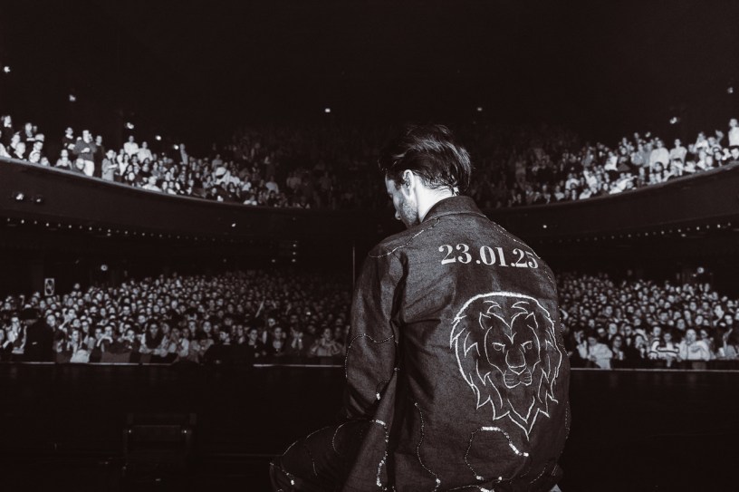 Sauvan sur la scène de l’Olympia le 23 janvier 2025. (C): Augustin Granger et Louis Westerloppe