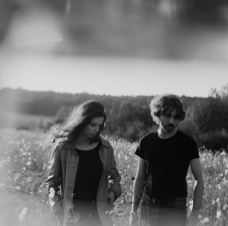 "Floating Around", le nouveau single de Grand Camino est disponible sur toutes les plateformes.