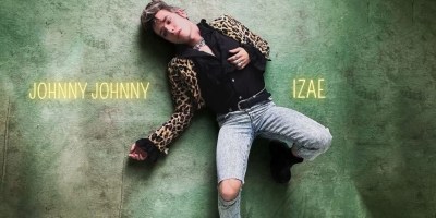 "Johnny Johnny", la reprise du titre de Jeanne Mas par Izae, est disponible sur toutes les plateformes.