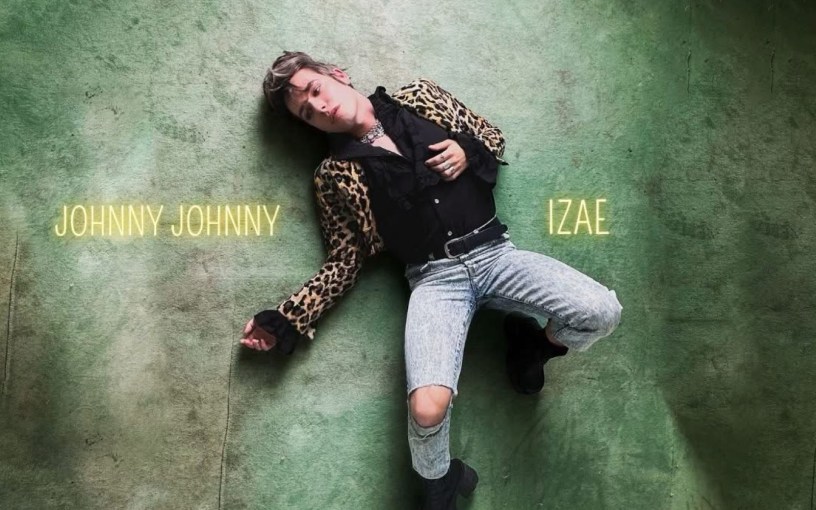 "Johnny Johnny", la reprise du titre de Jeanne Mas par Izae, est disponible sur toutes les plateformes.